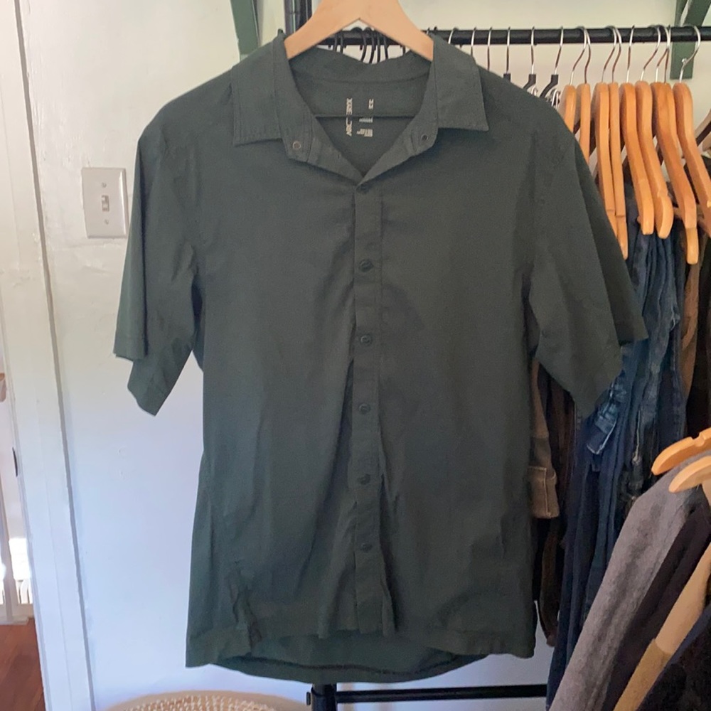 Men’s short sleeve, button down Arcteryx shirt